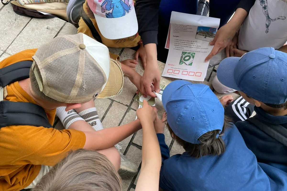 Enfants manipulant les indices et cadenas de l'enquête