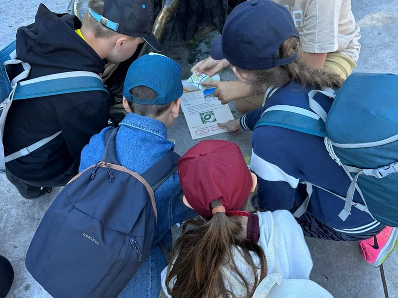 Enfants résolvant une énigme pendant Le Trésor Englouti