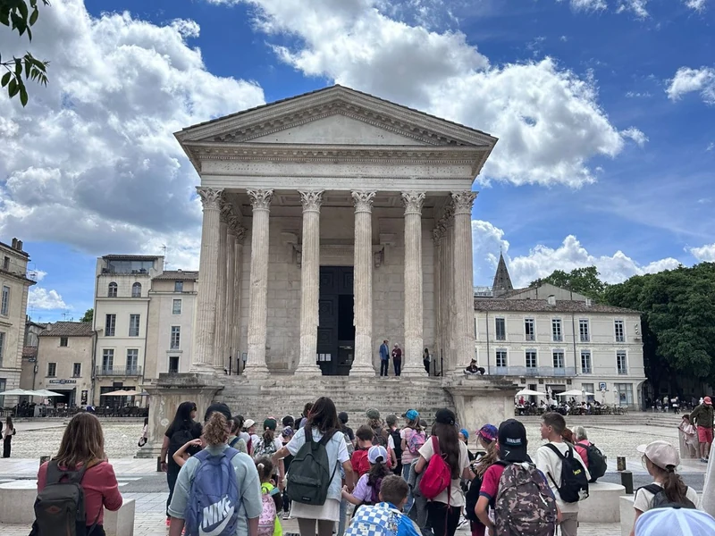 Groupe d'enfants devant la Maison Carrée à Nîmes